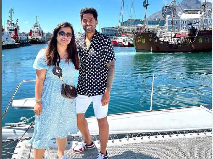 Love story of Indian cricketer Suryakumar Yadav and Devisha here read the complete news Suryakumar Yadav Love Story: जब कॉलेज में देविशा को दिल दे बैठे सूर्यकुमार यादव... बेहद दिलचस्प है भारतीय क्रिकेटर की लव स्टोरी