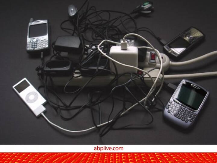 Smartphone Charging tips always charge your smartphone with company given charger know why जिसका चार्जर मिला उसी से कर लेते हैं मोबाइल चार्ज, नुकसान जान कर खुल जाएंगी आंखें 