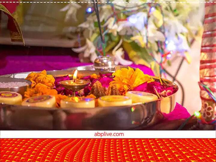 पूजा सामग्री: रास्ते में पूजा सामग्री पड़ी मिले तो इसे पैर से ठोकर नहीं मारना चाहिए. इससे भगवान का अपमान होता है और आपको दुर्भाग्य का सामना करना पड़ सकता है.