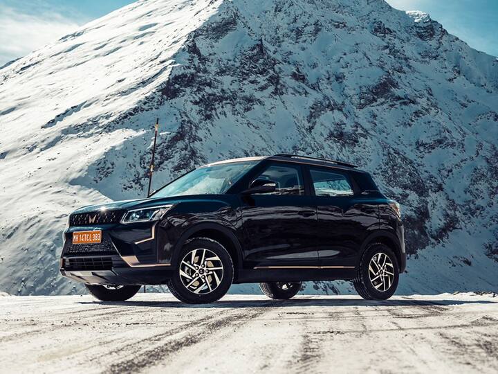 अधिकृतपणे, XUV400 8.3 सेकंदात 0-100 किमी प्रतितास वेग गाठू शकते. यामुळे लक्झरी सेगमेंट वगळता भारतात उत्पादित होणारे हे सर्वात वेगवान प्रवासी वाहन बनणार आहे. XUV400 चा टॉप स्पीड 150 kmph आहे. XUV400 ची लांबी 4,200 मिमी, रुंदी 1,821 मिमी, उंची 1,634 मिमी आणि 2,600 मिमी चा व्हीलबेस आहे.