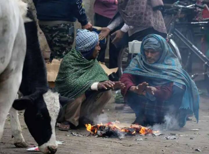 दिल्ली एनसीआरमधील लोक थंडीपासून वाचण्यासाठी ठिकठिकाणी शेकोट्या पेटवत आहेत.