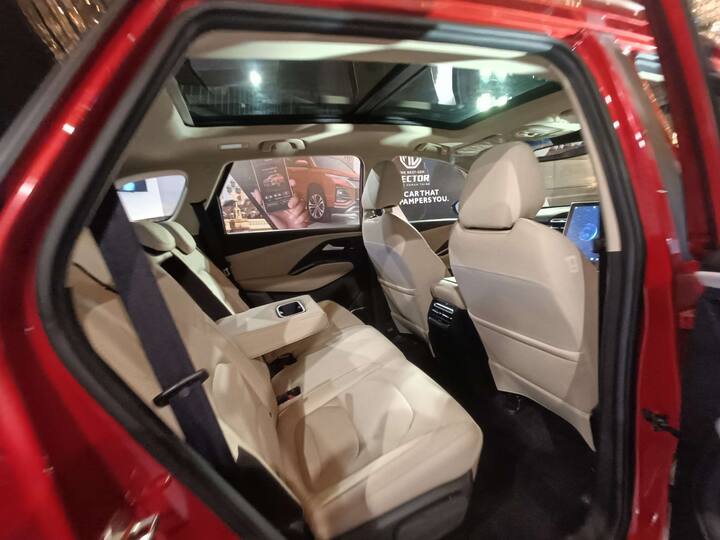 इसके इंटीरियर में नया 14 इंच का पोर्ट्रेट एचडी टचस्क्रीन और एक नए डिजाइन वाला केबिन दिया गया है, जिसमें बेहतर क्वालिटी के मैटेरियल के इस्तेमाल सहित काफी प्रीमियम डिजाइन दिया गया है. इसमें नए एयरवेंट्स और सेंटर कंसोल को भी अपडेट किया गया है. साथ ही इसके डैशबोर्ड पर एक एंबियंट लाइटिंग स्ट्रिप भी दी गई है. डिजिटल इंस्ट्रूमेंट क्लस्टर में री डिजाइंड ग्राफिक्स दिया गया है, जो इसके पुराने वर्जन से बहुत अलग और अच्छा लगता है.