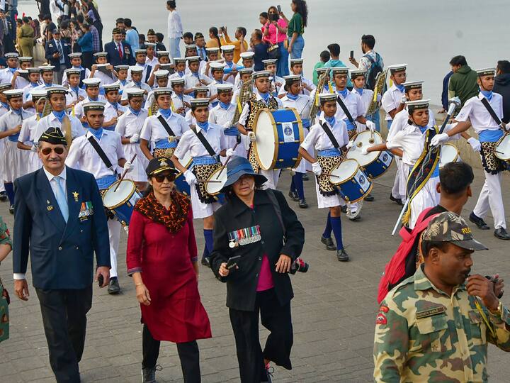 The purpose of the parade, which also featured the Army band, NCC, and SCC cadets, was to educate the public about the valiant work done by veterans in the service of the country. (Image Source: PTI)