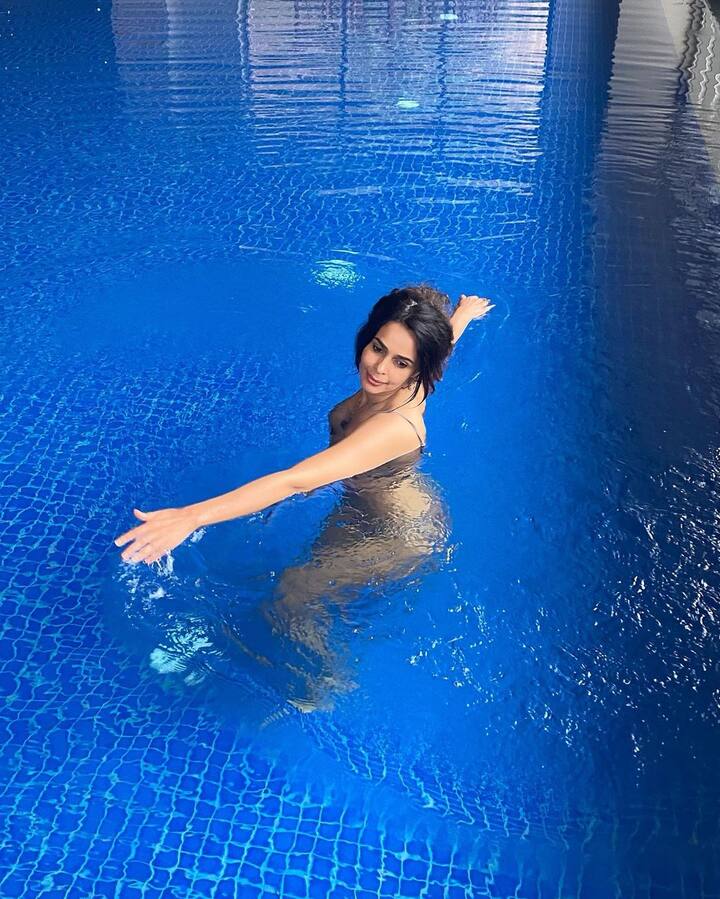મલાઈકા સોશિયલ મીડિયા પર ખૂબ જ એક્ટિવ રહે છે અને દરરોજ નવા નવા ફોટા અને વીડિયો શેર કરતી રહે છે.