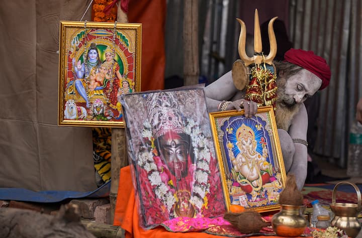 প্রত্যেক বছর জানুয়ারি মাসের মাঝামাঝি আসে মকরসংক্রান্তি বা পৌষ-সংক্রান্তির পুণ্যতিথি। এই তিথিতে লাখো লোকের সমাগম ঘটে। এই সমাগমকে ঘিরে গড়ে উঠেছে বিরাট এক মেলা। সেই মেলার নামই গঙ্গাসাগর-মেলা।