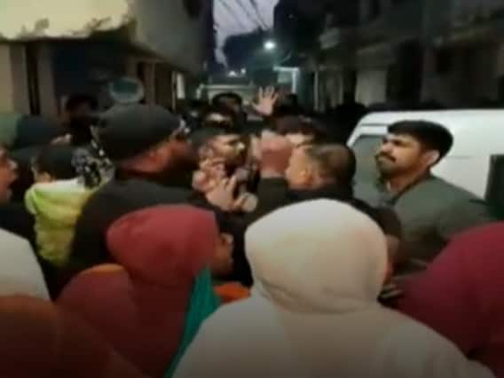 दिल्ली में नाइजीरियाई नागरिकों का बवाल, बिना वीजा रह रहे तीन लोगों को पकड़ने गई पुलिस पर हमला, दो बंदी चकमा देकर फरार दिल्ली में नाइजीरियाई नागरिकों का बवाल, बिना वीजा रह रहे तीन लोगों को पकड़ने गई पुलिस पर हमला, दो बंदी चकमा देकर फरार