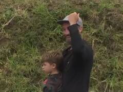 Watch: गोद में बच्चा...लेकिन महज एक हाथ से शख्स ने पकड़ लिया रॉस टेलर का हैरतअंगेज कैच, वीडियो हुआ वायरल