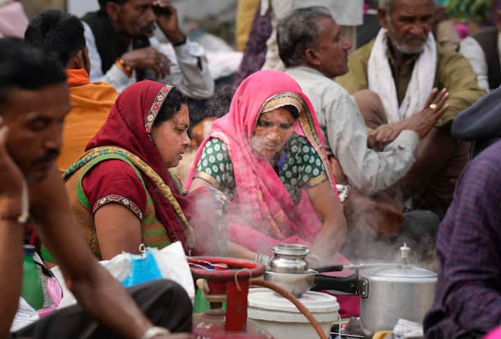 এদিকে, স্থায়ীকরণ, বেতনবৃদ্ধি-সহ একাধিক দাবিদাওয়া নিয়ে অস্থায়ী কর্মীদের কর্মবিরতির জেরে সাগরের কচুবেড়িয়াতে ব্যাহত হয় ভেসেল পরিষেবা। আটকে পড়েন কলেজ সার্ভিস কমিশনের পরীক্ষার্থীরা।