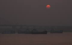 Kolkata Weather Update: कड़ाके की ठंड से ठिठुर रहा कोलकाता, तस्वारों के जरिए जानिए आज के मौसम का हाल