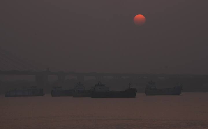 कोलकाता में इन दिनों कड़ाके की ठंड पड़ रही है. शनिवार को हाड़ कंपा देने वाली ठंड के बाद आज शहर के तापमान में मामूली बढ़ोतरी हुई. आज शहर का न्यूनतम तापमान 12 डिग्री सेल्सियस के आसपास है. वहीं, अधिकतम तापमान 23 डिग्री है.