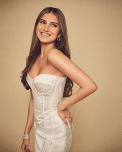 PHOTO: तारा सुतारियाच्या हॉट लुकने वाढवला इंटरनेटचा पारा, पाहा फोटो!