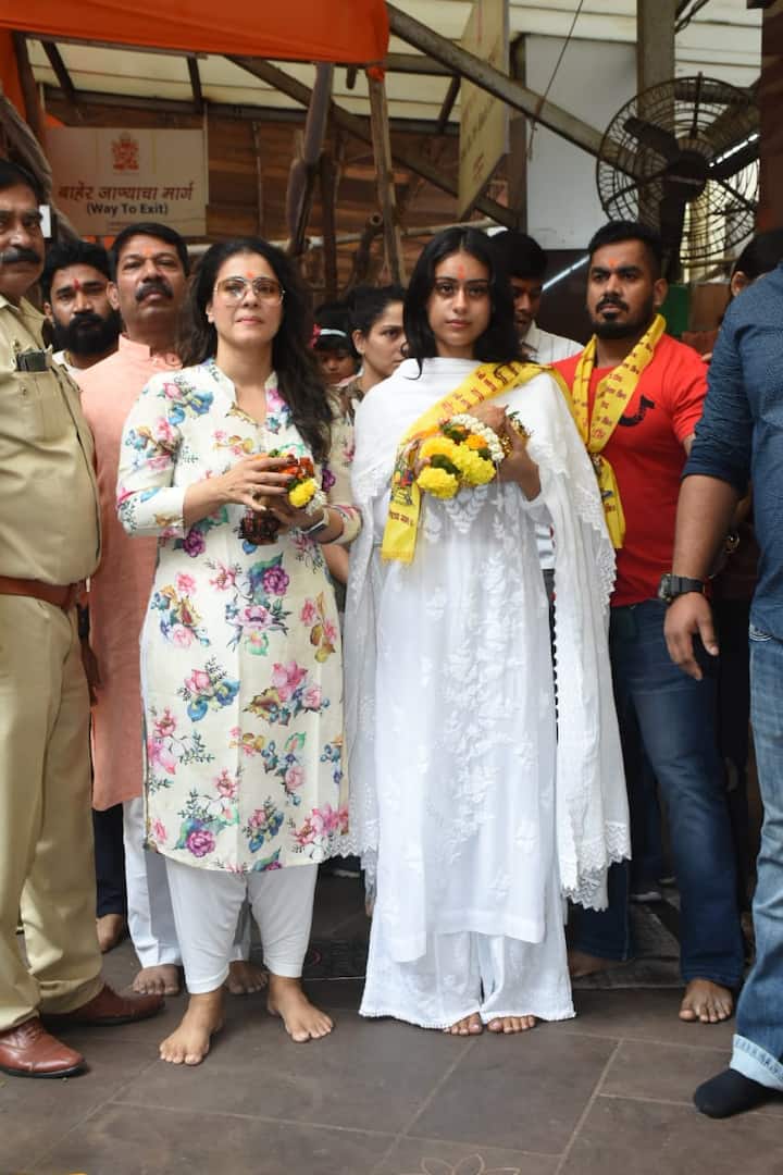 काजोली की बेटी न्यासा व्हाइट कुर्ता सलवार में दिखीं. उन्होंने मैचिंग कलर का दुपट्टा कैरी किया था.