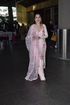 Urfi Javed Photos: सूट-सलवार पहने एयरपोर्ट पहुंचीं उर्फी जावेद, जैसे ही पलटीं देखकर लोगों के होश उड़े