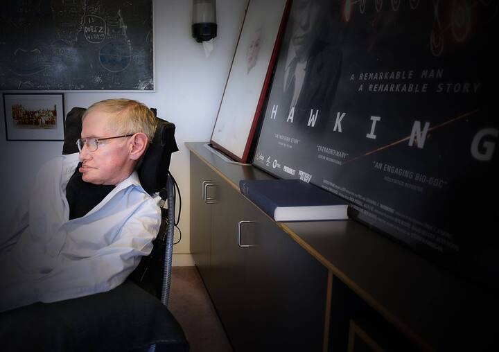 রোগের সঙ্গে লড়াই, গবেষণা-এসবের সঙ্গেই ব্যক্তিগত সম্পর্কও এগিয়েছে। ১৯৬৫ সালে বিয়ে করেছিলেন জেন ওয়াইল্ডকে (Jane Wilde)। তিন সন্তান রয়েছে তাঁদের। পরে জেনের সঙ্গে বিচ্ছেদ হয়ে যায়। ১৯৯৫ সালে ফের বিয়ে করেন, সেটাও ২০০৬ সালে বিচ্ছেদ হয়।