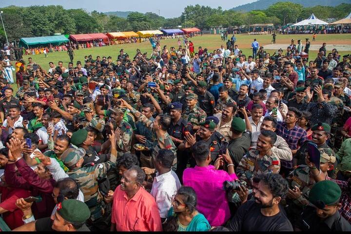 இவரைப்பார்க்க ஏராளமானோர் குவிந்தனர்