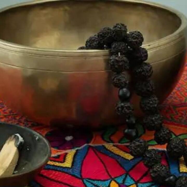 যারা তাদের বিবাহিত জীবনে বাধার সম্মুখীন হচ্ছে, তাদের উচিত সোমবার শিব মন্দিরে গৌরী শঙ্কর রুদ্রাক্ষ অর্পণ করা। এতে দাম্পত্য জীবনের সমস্যা দূর হয়।