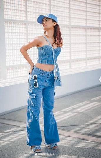 ਇਸ ਦੇ ਨਾਲ ਹੀ ਪ੍ਰਸ਼ੰਸਕ ਉਨ੍ਹਾਂ ਦੀਆਂ ਤਸਵੀਰਾਂ 'ਤੇ ਜ਼ਬਰਦਸਤ ਪਿਆਰ ਦੀ ਵਰਖਾ ਕਰਦੇ ਹਨ। ਇਸ ਦੇ ਨਾਲ ਹੀ, ਉਸ ਦੇ ਸਾਰੇ ਡੈਨੀਮ ਪਹਿਰਾਵੇ ਵਿੱਚ ਤਾਜ਼ਾ ਤਸਵੀਰਾਂ ਨੇ ਸੋਸ਼ਲ ਮੀਡੀਆ 'ਤੇ ਖੂਬ ਧੂਮ ਮਚਾ ਦਿੱਤੀ ਹੈ।