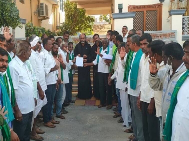 Kamareddy News Farmers Petitions to The Councilors to Cancel The Kamareddy City Master Plan Kamareddy News: కామారెడ్డి మాస్టర్ ప్లాన్ ను రద్దు చేయాలంటూ కౌన్సిలర్లకు రైతుల వినతి పత్రాలు