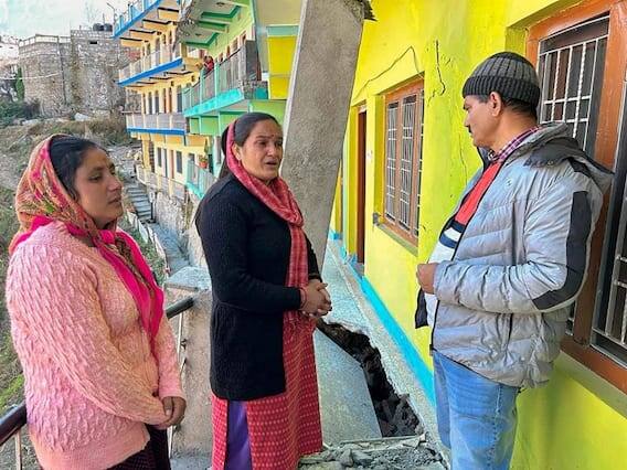 ભૂસ્ખલન પ્રભાવિત વિસ્તારમાં ધરાશાયી થયેલા મકાનો પાસે ઉભેલા લોકો નિરાશ થયા છે. લોકોને તેમના ઘર છોડવા માટે મજબૂર કરવામાં આવ્યા છે, કારણ કે તેમને ડર છે કે જે રીતે આ શહેરમાં જમીન ધસી રહી છે અને મકાનોમાં તિરાડો પડી રહી છે, તેમના પર કોઈ દિવસ તેમનું ઘર તૂટી શકે છે.