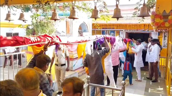 लाखोंच्या संख्येने आलेले भाविक या मानाच्या काठ्या मंदिराच्या कळसाला आणि देवाच्या गाभाऱ्यात टेकवतात.