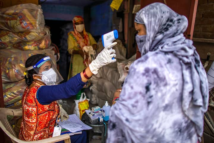 भारतात येणाऱ्या प्रवाशांची विमानतळावर कोरोना चाचणी केली जात आहे. नागरिकांना खबरदारी बाळगण्याचे आवाहन केले जात आहे. (PC : istockphoto)