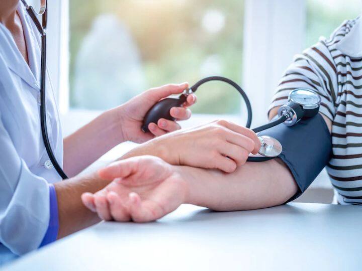 Hypertension How To Prevent Yourself From High Blood Pressure Health Risk Know Home Remedies सावधान: धीरे-धीरे खतरा पैदा करता है 'हाइपरटेंशन', इन 9 घरेलू उपचारों का करें इस्तेमाल, इस बीमारी से रहेंगे कोसों दूर