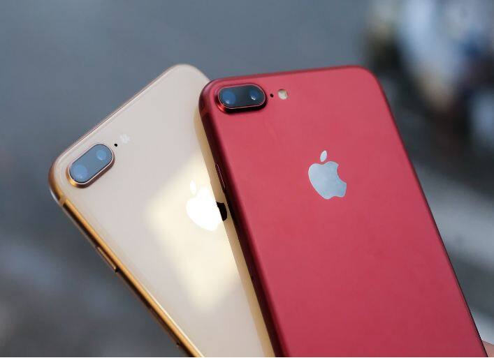 iPhone 8 (2017): ਐਪਲ ਨੇ 2017 ਵਿੱਚ ਆਈਫੋਨ 8 ਅਤੇ 8 ਪਲੱਸ ਲਾਂਚ ਕੀਤਾ ਸੀ। ਇਸਦੀ ਸਭ ਤੋਂ ਖਾਸ ਗੱਲ ਇਸਦਾ ਵਾਇਰਲੈੱਸ ਚਾਰਜਿੰਗ ਫੀਚਰ ਸੀ। ਕੰਪਨੀ ਨੇ ਇਸ ਦੇ ਨਾਲ iPhone X, XR ਅਤੇ XS ਨੂੰ ਵੀ ਲਾਂਚ ਕੀਤਾ ਹੈ। ਦੱਸ ਦੇਈਏ ਕਿ ਐਕਸ ਨੂੰ 10 ਵੀ ਕਿਹਾ ਜਾ ਰਿਹਾ ਸੀ।