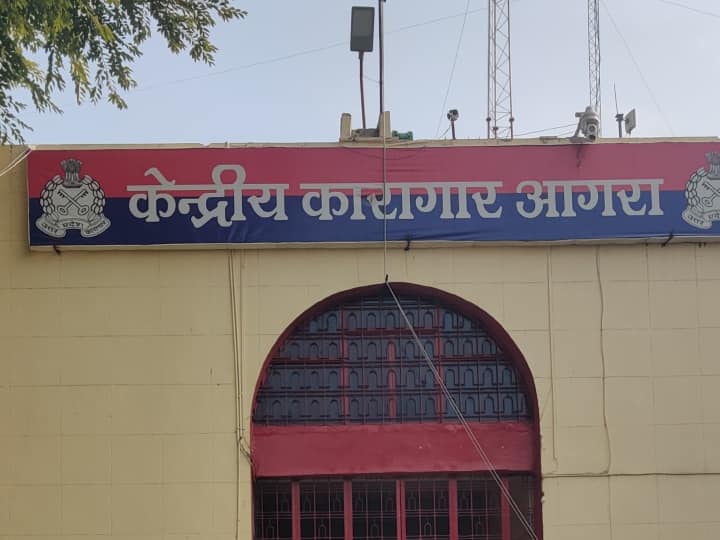 Agra News Prisoners accused doctor of extorting money for their treatment ANN Agra News: आगरा जेल में इलाज के लिए डॉक्टर पर पैसे वसूली का आरोप, कैदियों ने की शिकायत
