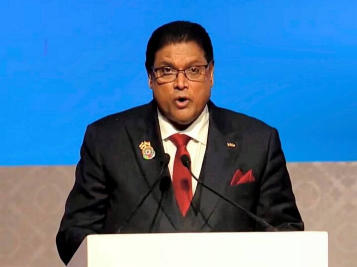 Suriname President Santokhi suggested PM Modi to open Hindi Institutions in Caribbean Pravasi Bharatiya Divas Convention 2023 प्रवासी भारतीय सम्मेलन में सूरीनाम के राष्ट्रपति का पीएम मोदी को सुझाव, बोले- 'कैरेबियाई देशों में खोलें हिन्दी सिखाने वाले संस्थान'