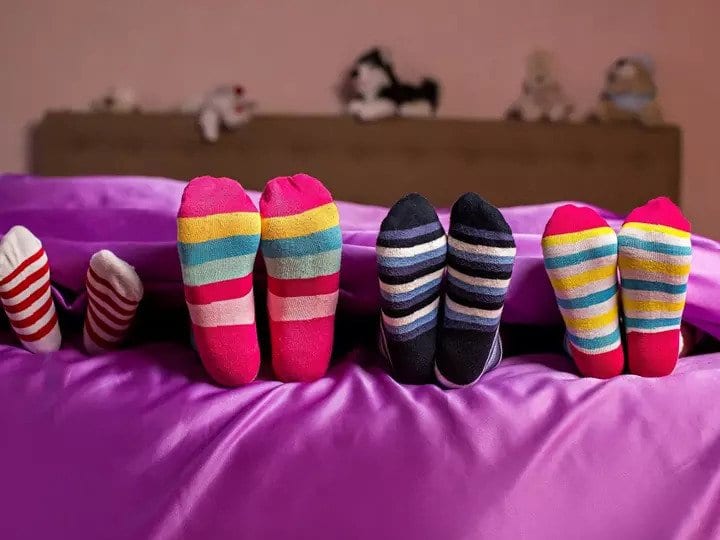 Is it safe to sleep wearing socks in the cold Know about it from the expert क्या ठंड में मोजे पहनकर सोना सही आदत है? एक्सपर्ट से जानिए आप गलत कर रहे हैं या सही
