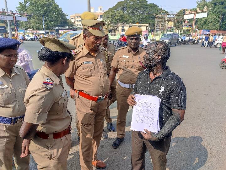 Alleging that there is corruption in the Salem Corporation, a man who smeared charcoal all over his body and filed a petition in the traditional manner created a sensation. சேலம் மாநகராட்சியில் ஊழல் நடைபெறுவதாக கூறி, உடல் முழுவதும் கரி பூசிக்கொண்டு நூதனமுறையில் மனு அளித்த நபரால் பரபரப்பு.