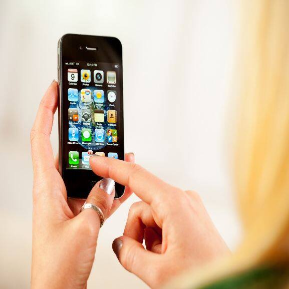 iPhone 4S: ਸਾਲ 2011 ਵਿੱਚ ਪੇਸ਼ ਕੀਤੇ ਗਏ iPhone 4s ਨੂੰ ਕਈ ਵੱਡੇ ਬਦਲਾਅ ਨਾਲ ਪੇਸ਼ ਕੀਤਾ ਗਿਆ ਸੀ। ਕੰਪਨੀ ਨੇ iPhone 4S ਵਿੱਚ iOS 5 ਅਤੇ Siri ਵਰਗੇ ਨਵੇਂ ਫੀਚਰਸ ਨੂੰ ਜੋੜਿਆ ਹੈ। ਉਸ ਸਮੇਂ ਸਿਰੀ ਦੀ ਵਾਇਸ ਕਮਾਂਡ ਫੀਚਰ ਨੇ ਕਾਫੀ ਲੋਕਾਂ ਦਾ ਧਿਆਨ ਖਿੱਚਿਆ ਸੀ।