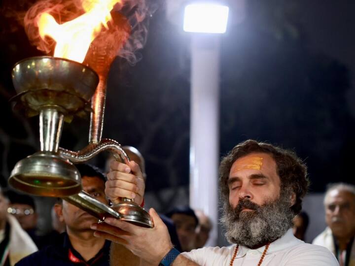 Bharat Jodo Yatra के दौरान कांग्रेस नेता राहुल गांधी रविवार शाम को धर्मनगरी कुरुक्षेत्र पहुंचे. राहुल गांधी ने ब्रह्मसरोवर मंदिर में पहले पूजन किया. फिर राहुल गांधी महाआरती में भी शामिल हुए. यहां राहुल गांधी ने एक विशेष पूजा की.