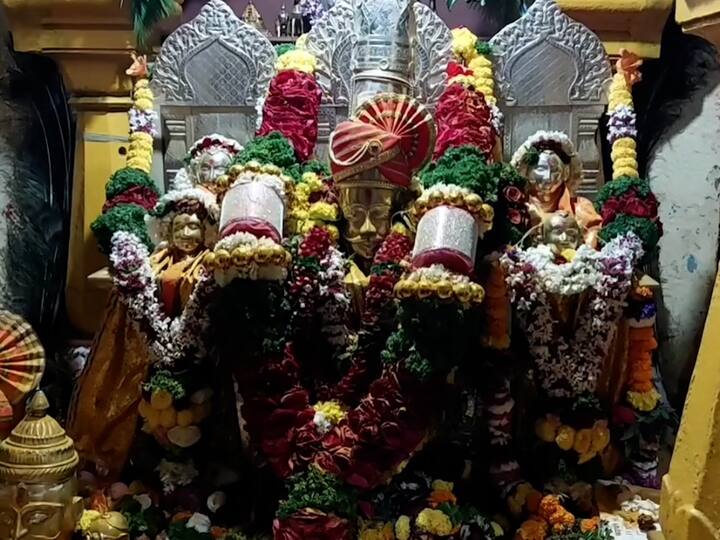 तीन दिवस चालणाऱ्या या यात्रा उत्सवासाठी नगर, पुणे, नाशिक आणि ठाणे इथून मोठ्या संख्येने भाविक हे कोरठण खंडोबा इथे दाखल झाले होते.