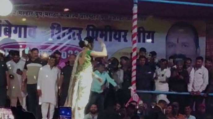 पुण्याच्या शिरूर मधील कवठे येमाई येथे रिल्सस्टार गौतमी पाटीलच्या कार्यक्रमात प्रेक्षकांनी धुडगुस घातला.