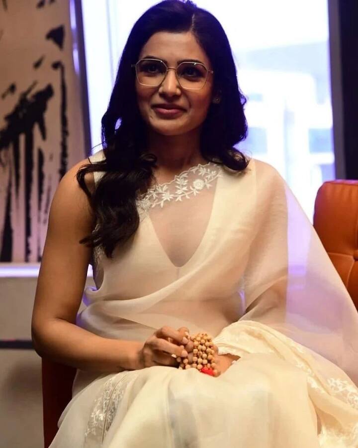 हाल ही में सामंथा प्रभु को ‘शकुंतलम’ फिल्म के ट्रेलर लॉन्च इवेंट में स्पॉट किया गया. जहां वो पिच कलर की साड़ी पहने काफी खूबसूरत लग रही थीं.