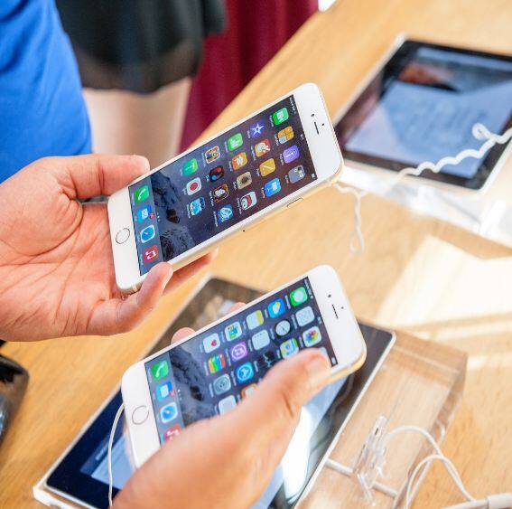 iPhone 6 (2014): ਸਾਲ 2014 ਵਿੱਚ ਕੰਪਨੀ ਨੇ iPhone 6 ਨੂੰ ਪੇਸ਼ ਕੀਤਾ ਸੀ। ਇਸ ਦੀ ਸਕਰੀਨ ਪਹਿਲਾਂ ਨਾਲੋਂ ਵੱਡੀ ਸੀ ਅਤੇ ਇਸ ਦੇ ਡਿਸਪਲੇ ਦਾ ਆਕਾਰ 4.7 ਇੰਚ ਰੱਖਿਆ ਗਿਆ ਸੀ। ਕੰਪਨੀ ਨੇ ਇਸ ਆਈਫੋਨ ਦੇ ਕੈਮਰੇ 'ਚ ਵੀ ਸੁਧਾਰ ਕੀਤਾ ਸੀ।
