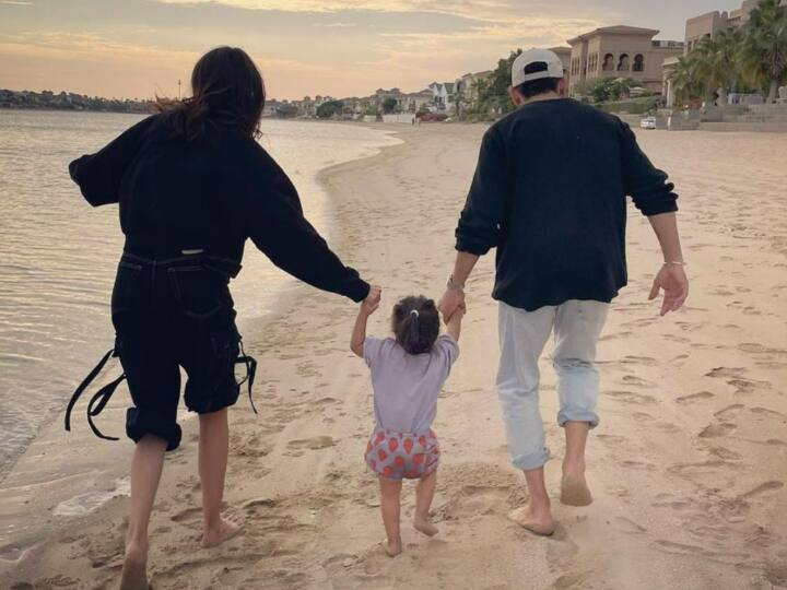 Virat Kohli shared a picture with Anushka Sharma and daughter Vamika Viral Vamika Photo: मम्मी-पापा के साथ कदम से कदम मिलाकर दौड़ती दिखीं विराट-अनुष्का की बेटी वामिका, खूबसूरत फोटो वायरल