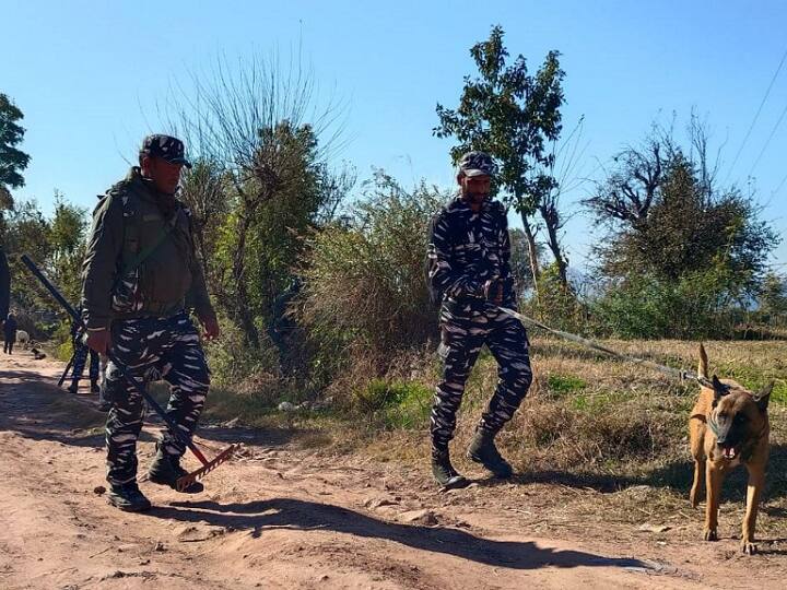 आतंकवादियों की खैर नहीं! गांव वालों को हथियार चलाने की ट्रेनिंग देने जा रही है CRPF After Rajouri Attack CRPF will give weapons training to VDC in Rajouri and Poonch districts Of Jammu Kashmir ANN आतंकवादियों की खैर नहीं! गांव वालों को हथियार चलाने की ट्रेनिंग देने जा रही है CRPF