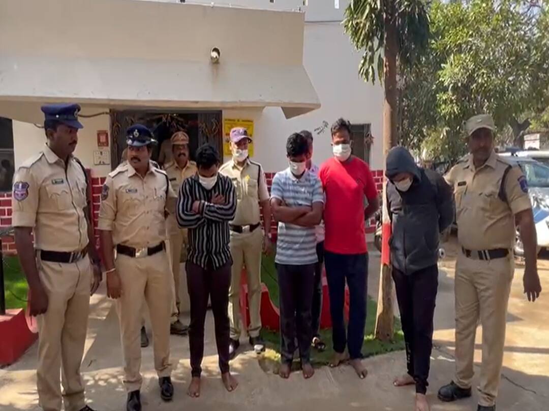 Hyderabad Shadnagar Police arrested four members related murder case framed road accident DNN Shadnagar Crime : హత్య చేసి రోడ్డు ప్రమాదంగా చిత్రీకరణ, మర్డర్ ప్లాన్ లో హెడ్ కానిస్టేబుల్  హస్తం!