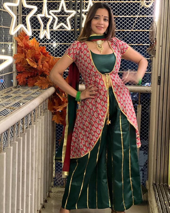 ये एक्ट्रेस के घर की बालकनी है. जहां पर उन्होंने अलग-अलग लाइटिंग के साथ डेकोरेशन की हुई है.