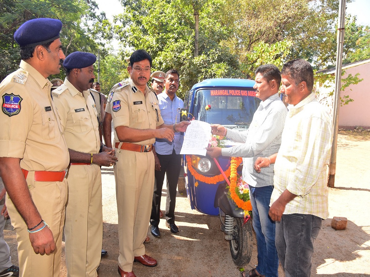 Warangal News CP AV Ranganath Started Gas Door Delivery Vehicle For Police Warangal News: పోలీసుల సంక్షేమంపై ప్రత్యేక దృష్టి సారిస్తాం: వరంగల్ సీపీ రంగనాథ్