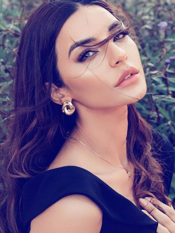 पाक एक्ट्रेस सादिया खान हैं बेहद ग्लैमरस