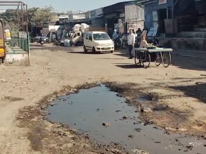 सोलापुरातील शिवप्रेमी प्रतिष्ठानच्या वतीने महापालिका प्रशासना विरोधात अर्धनग्न आंदोलन करण्यात आ