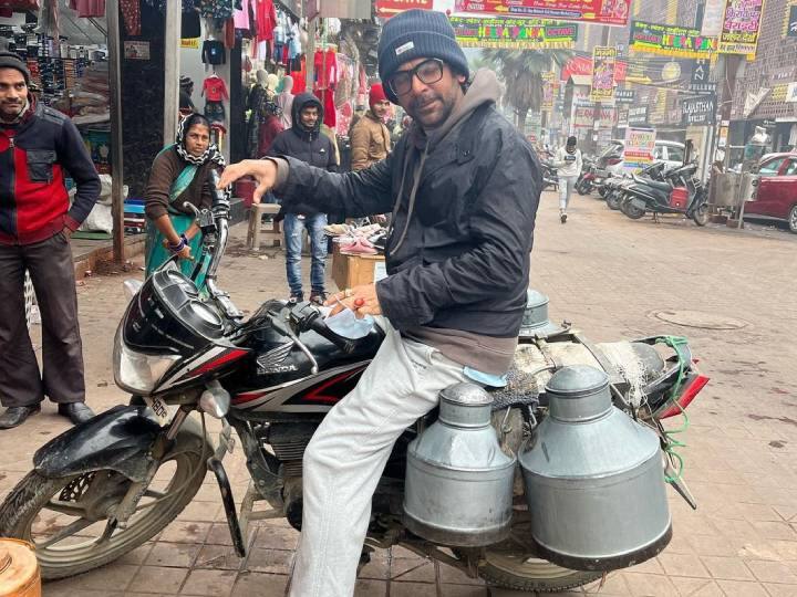 Sunil Grover shared his photo can be seen selling milk In Winter fans reacted Sunil Grover कड़ाके की ठंड में दूध बेचते आए नजर, लोगों ने कहा- ‘ये किस लाइन में आ गए आप’