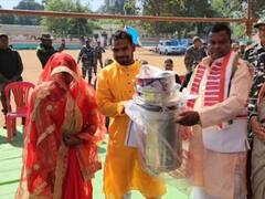 नक्सल मोर्चे पर तैनात CRPF जवानों ने कराया सामूहिक विवाह का आयोजन, 12 जोड़ों ने शुरू की नई जिंदगी