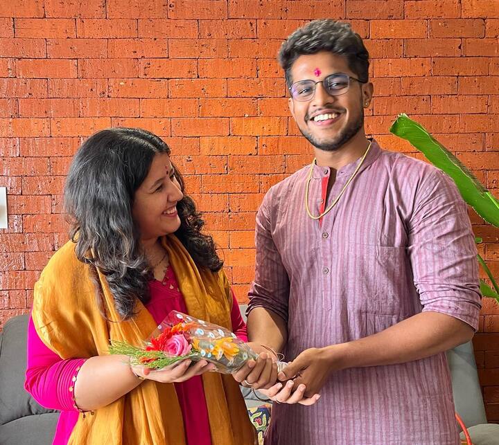 झनक शुक्ला ने पिंक कलर का सलवार-सूट पहना था, जिसे येलो दुपट्टे से स्टाइल किया था. वहीं, उनके मंगेतर कुर्ता-पायजामा में नजर आए.