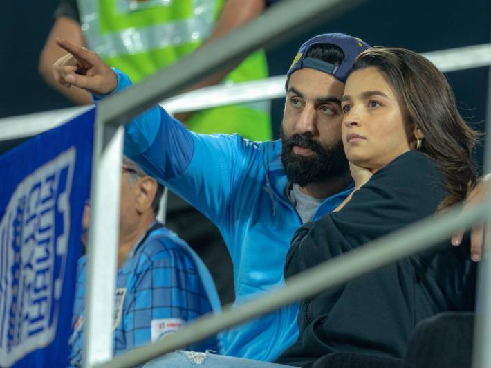 फुटबॉल टीम को चीयरअप करते नजर आए Ranbir Kapoor-Alia Bhatt, स्टेडियम में इस अंदाज में दिखा पावर कपल