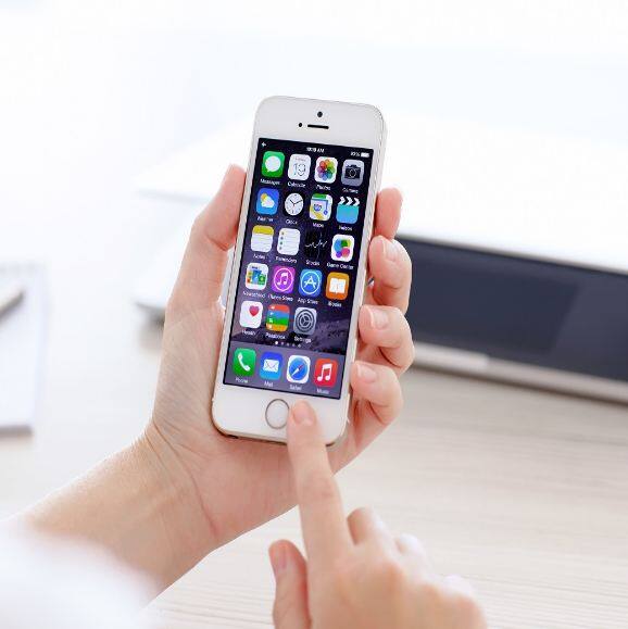 iPhone 5 (2012): ਸਾਲ 2012 ਵਿੱਚ ਆਈਫੋਨ 5 ਸੀਰੀਜ਼ ਦਾ ਅਪਗ੍ਰੇਡ ਵਰਜ਼ਨ ਕੰਪਨੀ ਨੇ ਲਾਂਚ ਕੀਤਾ ਸੀ। ਇਸ ਵਿੱਚ, ਕੰਪਨੀ ਨੇ ਆਈਕਨ ਲਈ ਇੱਕ ਵਾਧੂ ਲਾਈਨ ਦਿੱਤੀ ਸੀ, ਅਤੇ ਸਕ੍ਰੀਨ ਦਾ ਆਕਾਰ ਵੱਡਾ ਰੱਖਿਆ ਸੀ। ਖਾਸ ਗੱਲ ਇਹ ਹੈ ਕਿ ਇਸ 'ਚ ਗੂਗਲ ਮੈਪ ਫੀਚਰ ਨੂੰ ਵੀ ਡਿਫਾਲਟ ਆਪਸ਼ਨ ਦੇ ਤੌਰ 'ਤੇ ਦਿੱਤਾ ਗਿਆ ਸੀ।
