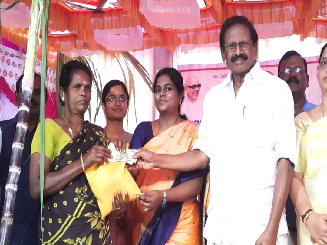 Pongal gift: மயிலாடுதுறை மாவட்டத்தில் 2.81 லட்சம் குடும்ப அட்டைதாரர்களுக்கு பொங்கல் பரிசு விநியோகம்! Pongal gift distribution 2.81 lakh family card holders Mayiladuthurai district TNN Pongal gift: மயிலாடுதுறை மாவட்டத்தில் 2.81 லட்சம் குடும்ப அட்டைதாரர்களுக்கு பொங்கல் பரிசு விநியோகம்!